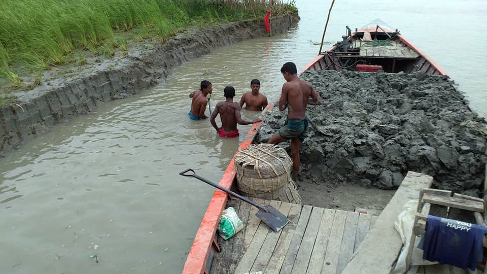 তীরের মাটি যাচ্ছে ইটভাটায়