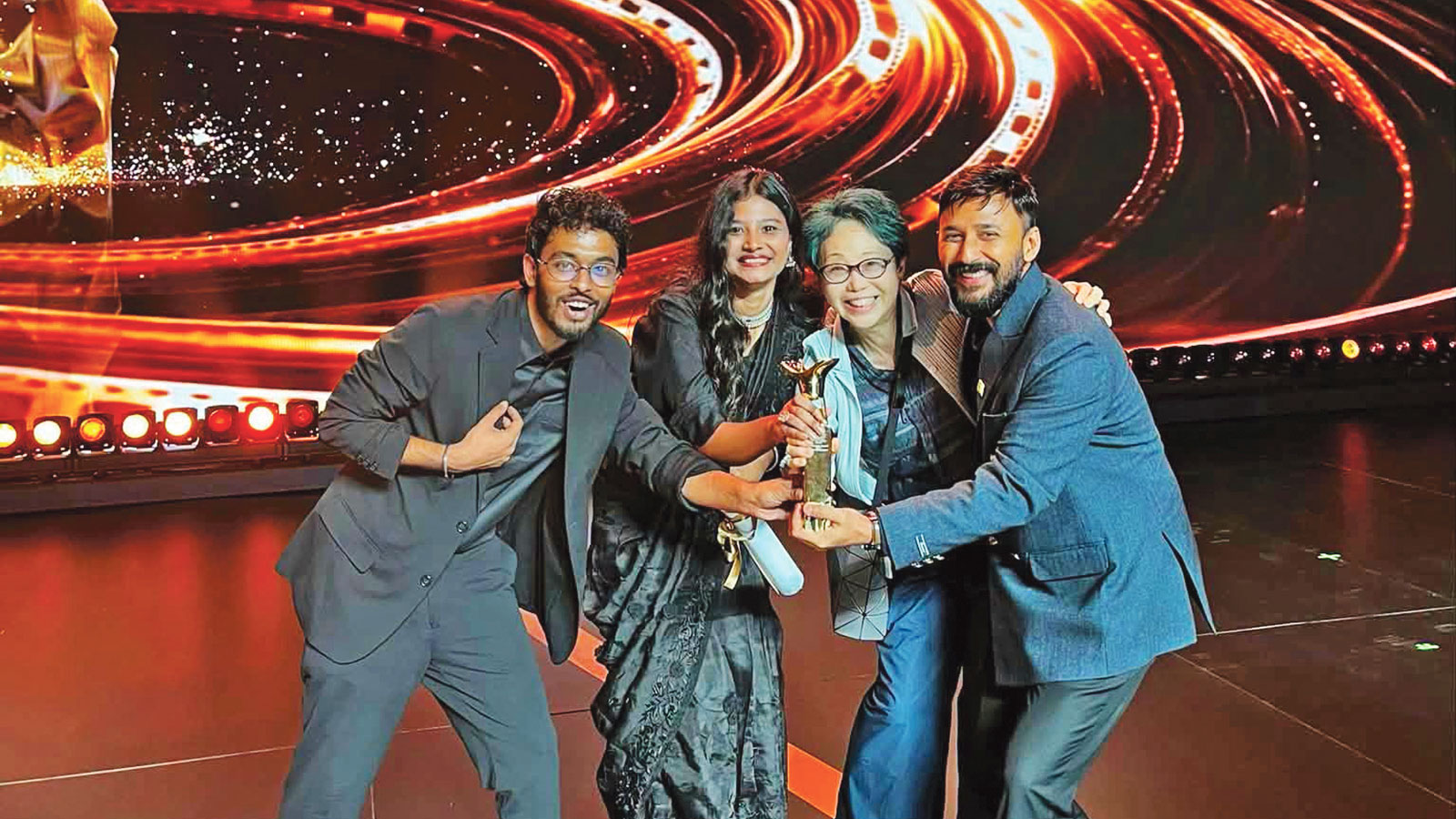 সাংহাইয়ে পুরস্কার জিতল বাংলাদেশের ‘সাঁকোটা দুলছে’