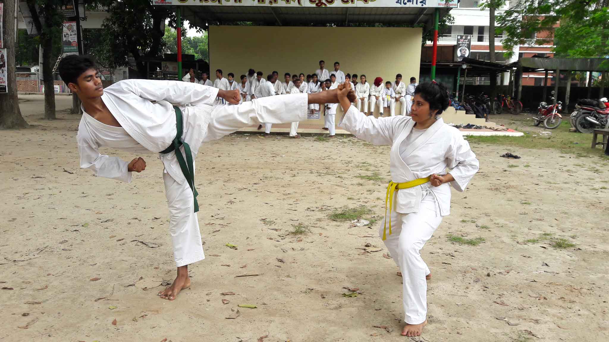কারাতে স্কুলের শিক্ষার্থী যখন মা-ছেলে