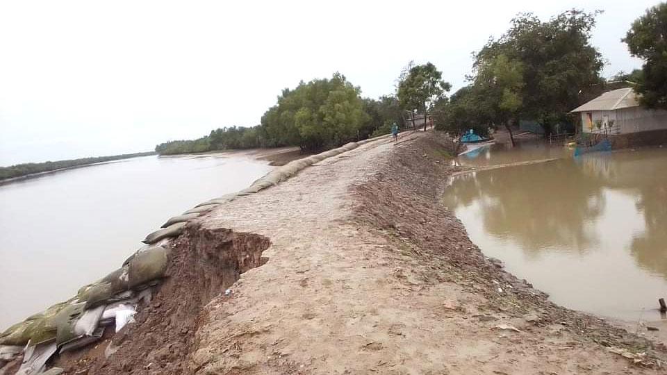 উপকূল রক্ষা বাঁধে ভাঙন