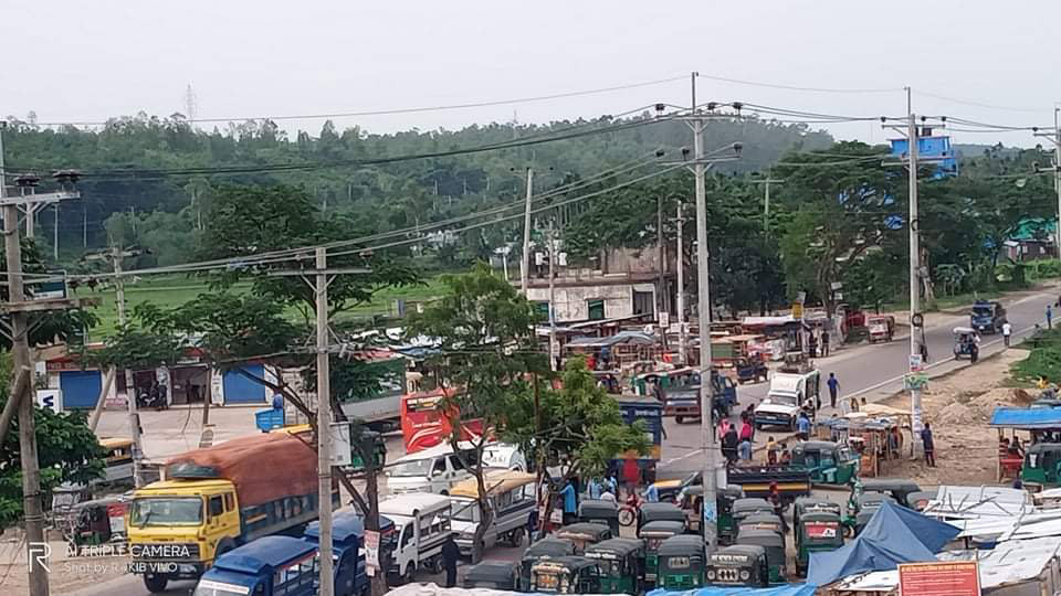 মহাসড়কে অবৈধ স্থাপনা
