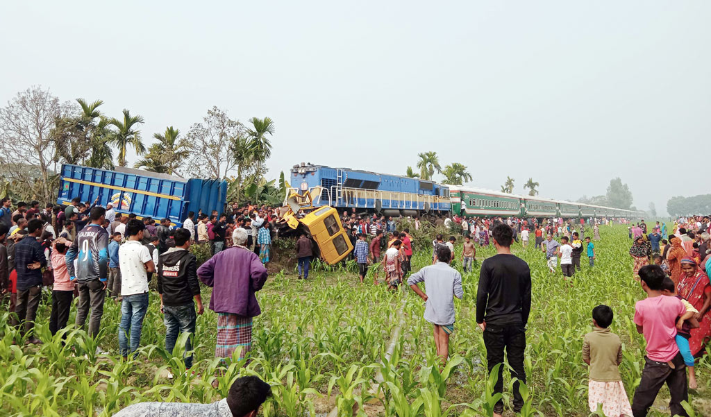 ঠাকুরগাঁওয়ে ট্রেনের সঙ্গে ট্রাকের সংঘর্ষ