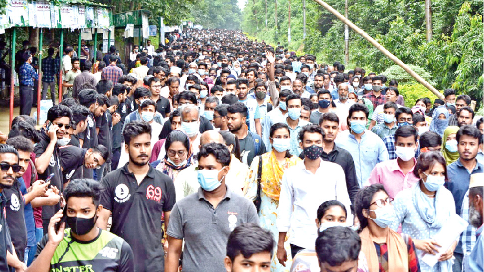 চবির ভর্তি পরীক্ষায়  শিক্ষার্থীদের ঢল