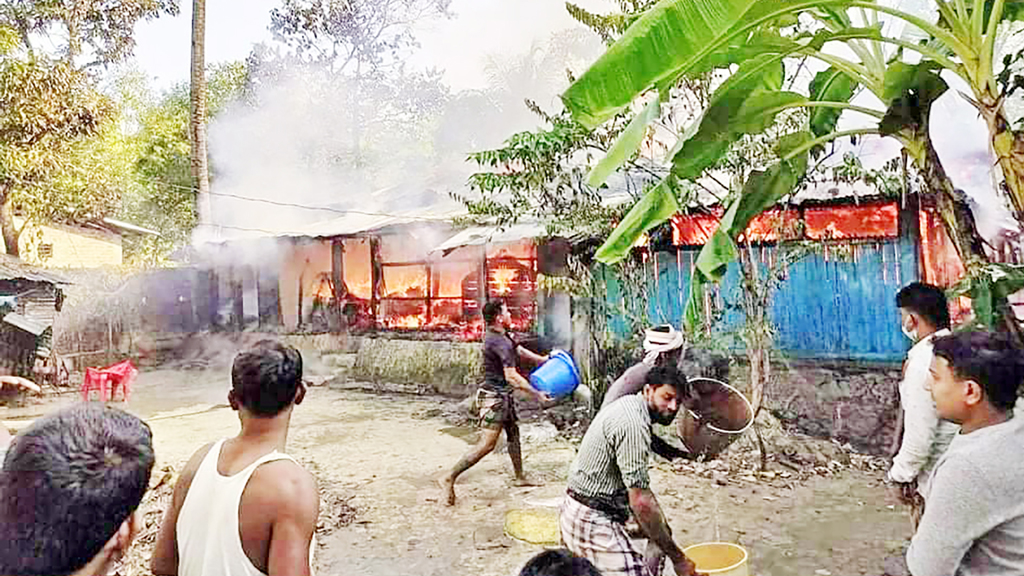 ১০ মিনিটে পুড়ল তিনটি বসতঘর