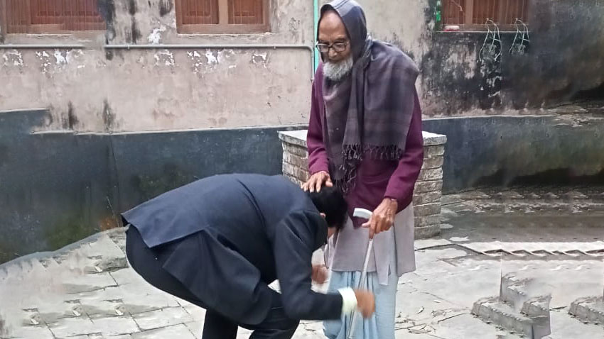 ছাত্র এখন শিক্ষাবোর্ডের চেয়ারম্যান, কাছে পেয়ে আপ্লুত শিক্ষক