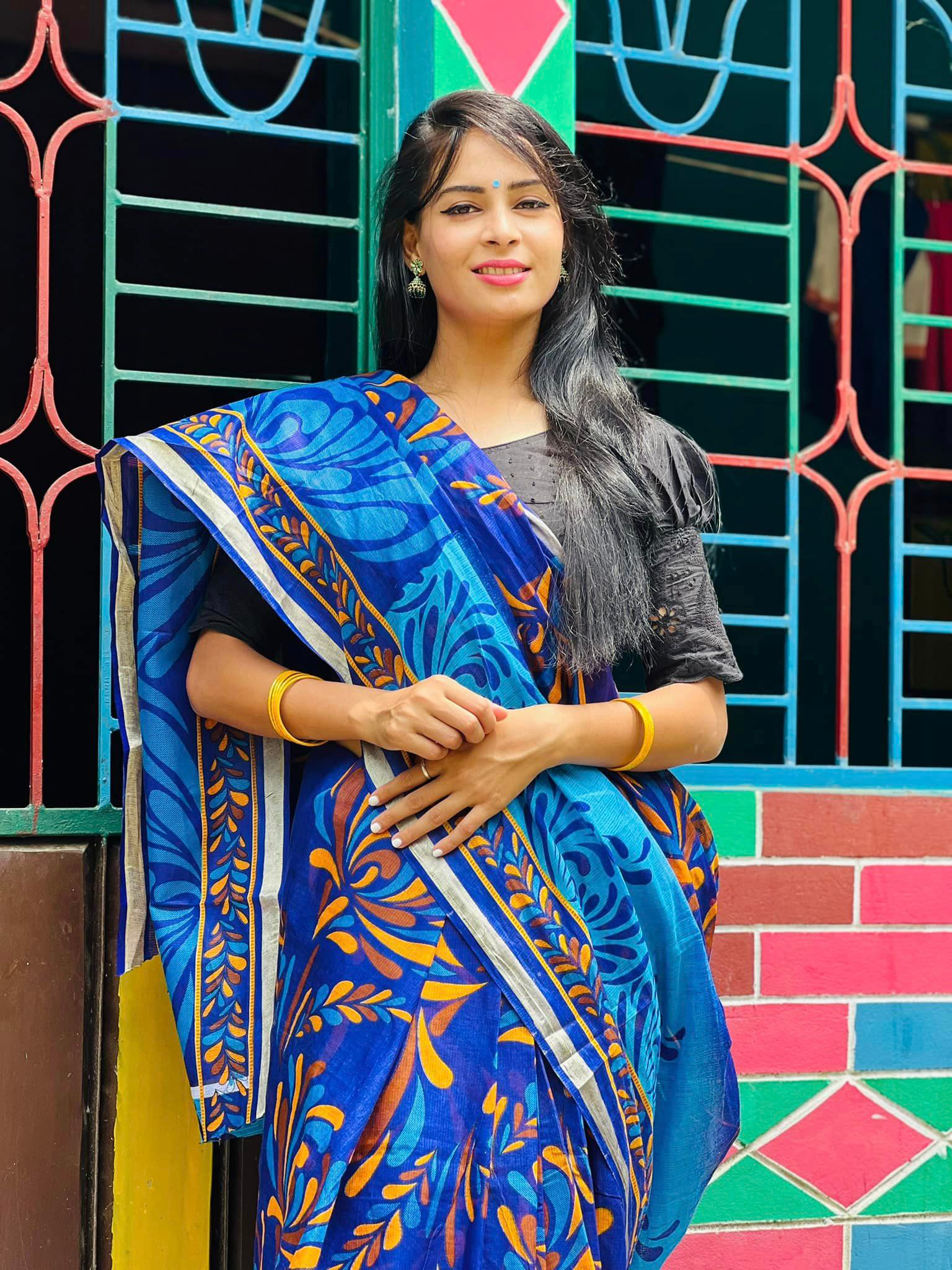 বাড়ির উঠোনের সামনে বেশকটি শাড়ি পরা ছবি সামাজিক মাধ্যমে দিয়ে ঈদের শুভেচ্ছা জানিয়েছেন বাংলাদেশের নারী ফুটবল দলের মিডফিল্ডার সানজিদা আক্তার। 