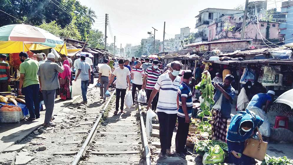 রেললাইনে বিপজ্জনক বাজার