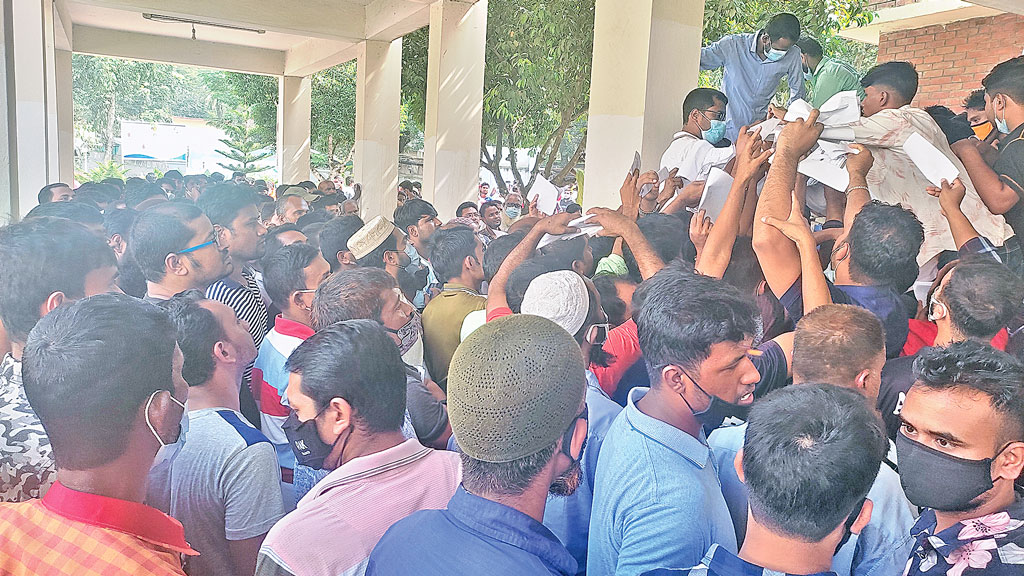 দ্বিতীয় ডোজ নিতে উপচে পড়া ভিড়