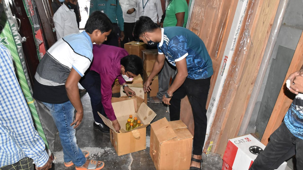 রাজশাহীতে সয়াবিন তেলের দাম বেশি নেওয়ায় জরিমানা, বোতল জব্দ