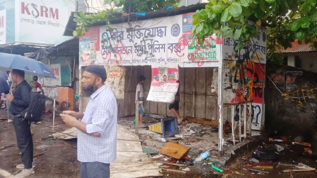 বরিশালে পুলিশ বক্স ও এপিবিএনের গাড়ি ভাঙচুর, আহত ৪ সদস্য