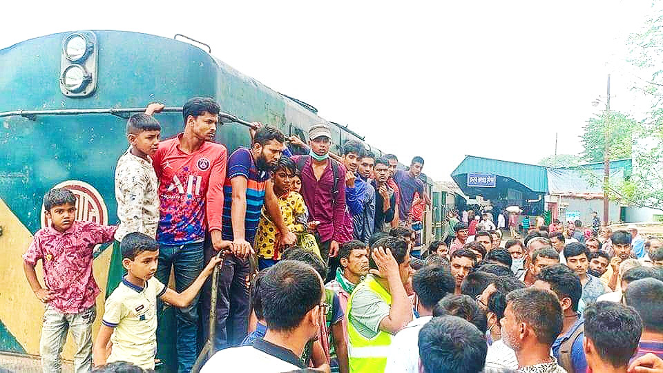 হঠাৎ ট্রেন ধর্মঘট, স্টেশনে যাত্রীদের বিক্ষোভ