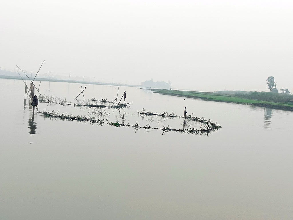 প্রতিদিন এই নদীপথে শত শত যাত্রী ও মালবাহী নৌকা চলাচল করে। কিন্তু নদীর মাঝখানে মাছের ঘের থাকার কারণে যেকোনো সময় ঘটতে পারে দুর্ঘটনা। সরাইল, ব্রাহ্মণবাড়িয়া, ২৭ ডিসেম্বর, ২০২২। ছবি: মো. মনসুর আলী