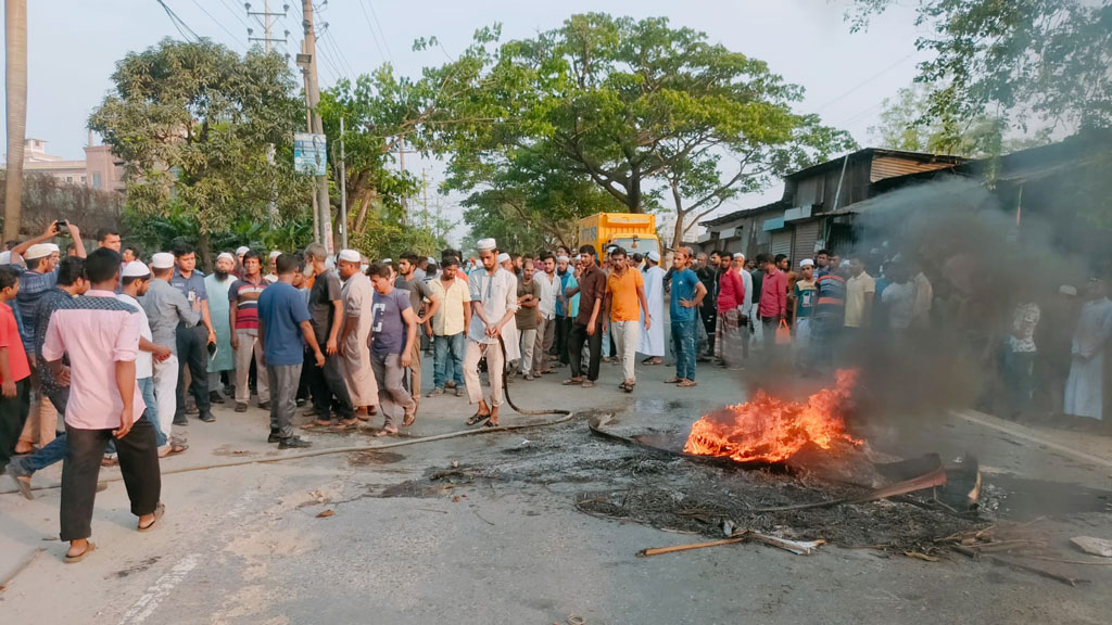 বেতনের দাবিতে রাস্তা অবরোধ, অগ্নিসংযোগ