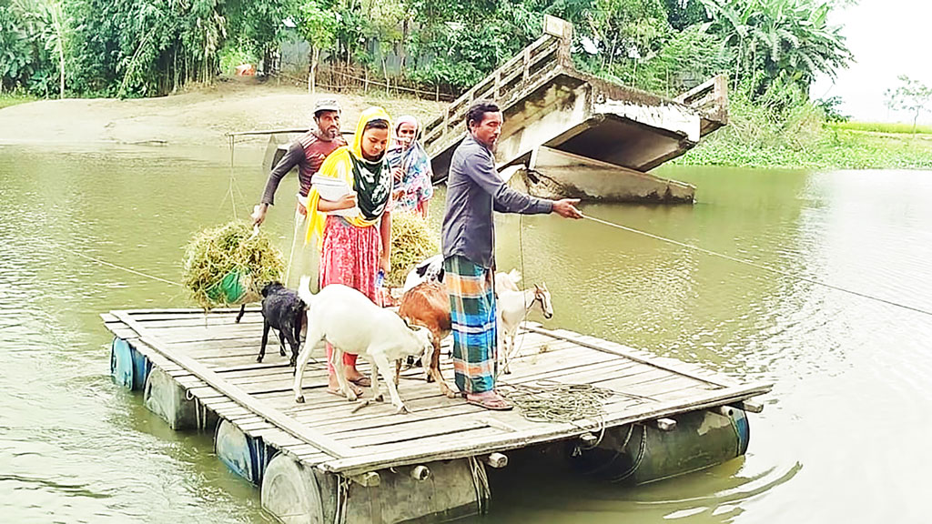 কুড়িগ্রামের ফুলবাড়ী: ৮ বছর ড্রামের ভেলায় ‘দুর্নীতির প্রায়শ্চিত্ত’
