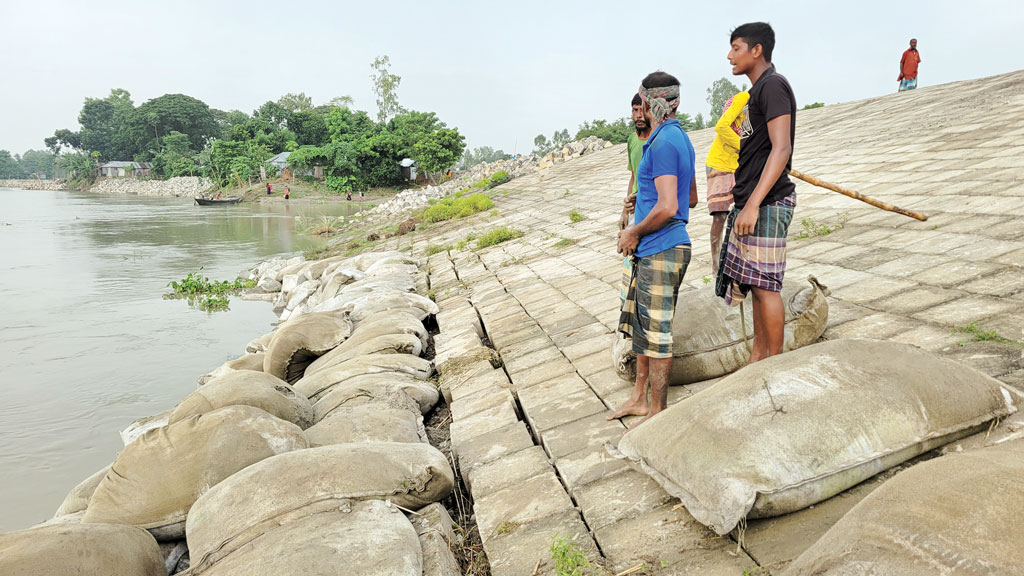 কুড়িগ্রামের ধরলা: কাজ শেষ হওয়ার আগেই বাঁধে ধস, আতঙ্কে মানুষ