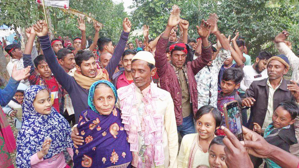 নির্বাচনে জিতে টাকার মালা পরে বিজয় মিছিল