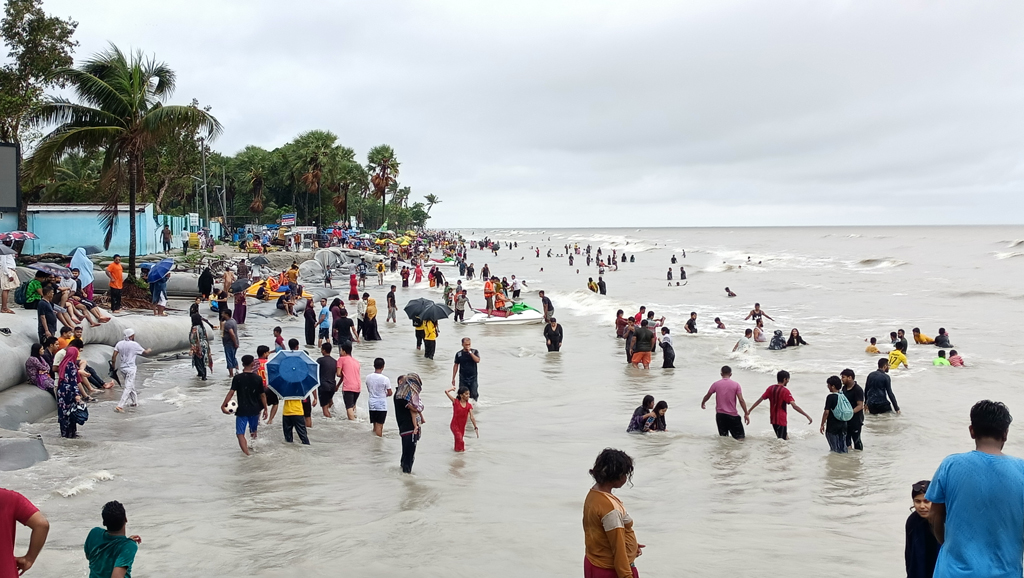 কুয়াকাটায় সাগর থেকে পর্যটক উদ্ধার, হাসপাতালে ভর্তি 