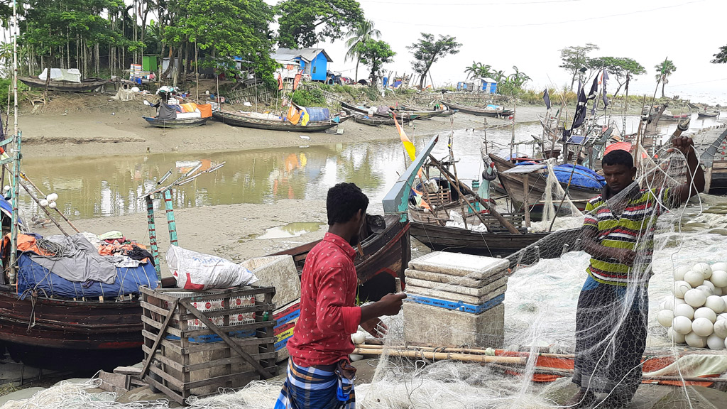 কর্মব্যস্ততা বাড়ছে   জেলেপাড়ায়