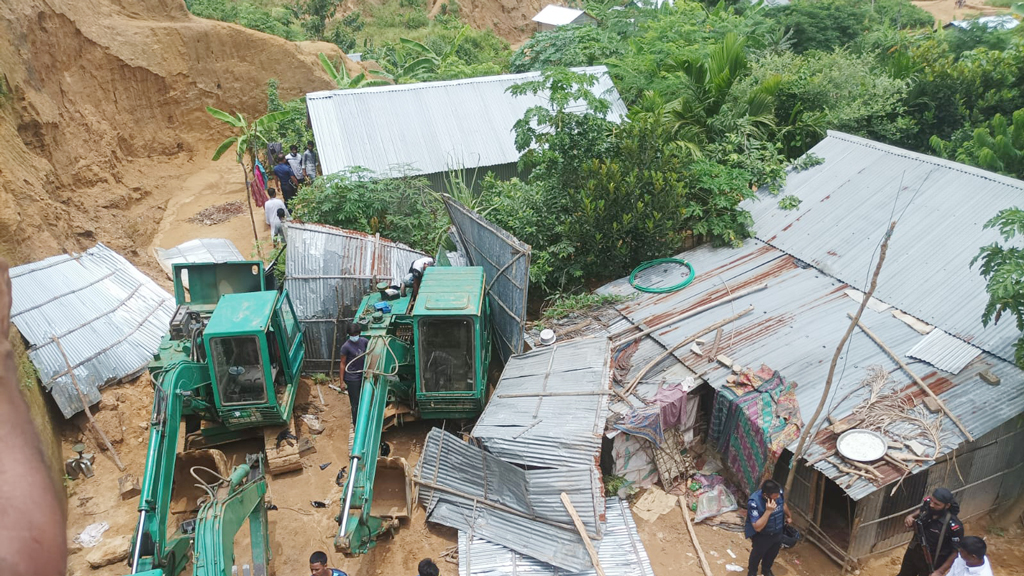 ইয়াসিনের আস্তানায় প্রশাসনের অভিযান, এক্সকাভেটর ও ট্রাক জব্দ
