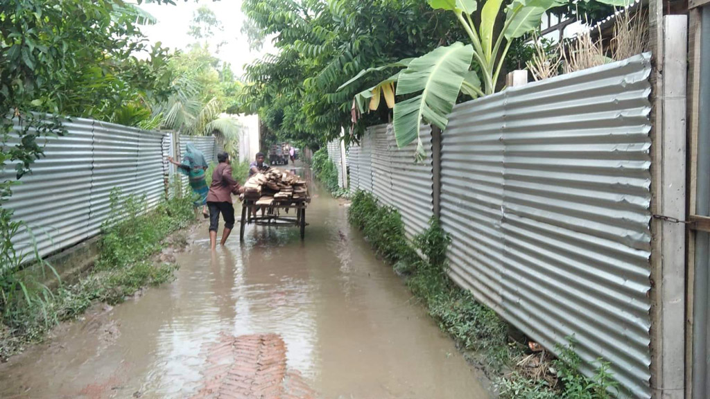 সড়কের গর্তে জলাবদ্ধতা এলাকাবাসীর দুর্ভোগ