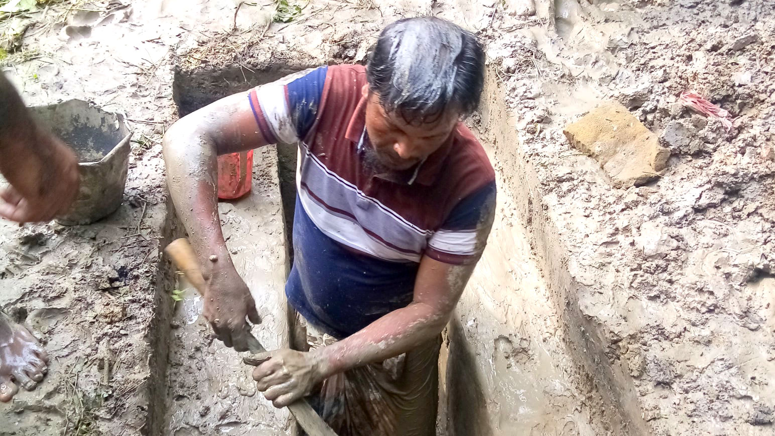 শেষযাত্রার সঙ্গী তাঁরা ১০ জন, কবর খোঁড়াতেই আত্মিক শান্তি