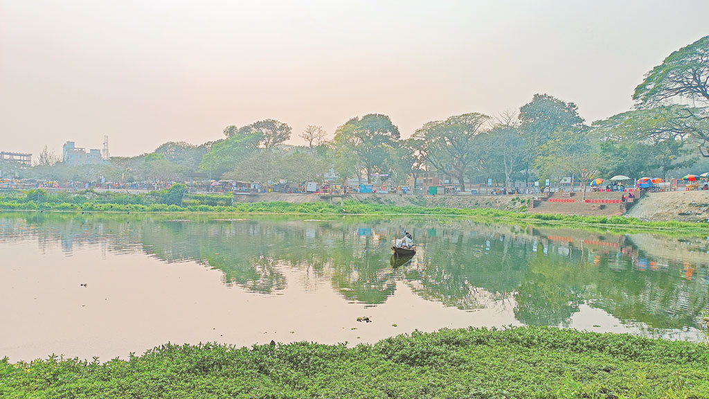 দূষণে মাছ কমছে নদীতে, পেশা ছাড়ছেন জেলেরা