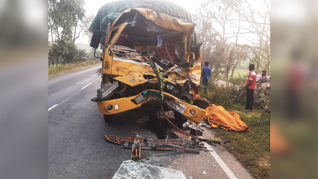 বড়াইগ্রামে ট্রাকের পেছনে ট্রাকের ধাক্কা, নিহত ১