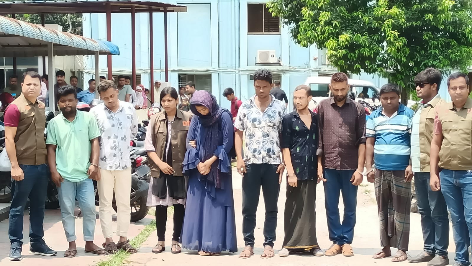 প্রেমের ফাঁদে ফেলে ৩৫ লাখ টাকা চাঁদা, নারীসহ গ্রেপ্তার ৭