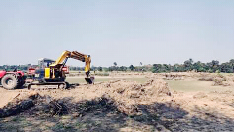 ফসলি জমিতে রাতে খনন করা হচ্ছে পুকুর