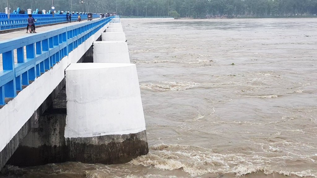 আবারও নীলফামারীর ডালিয়া পয়েন্টে বিপৎসীমার ওপরে উঠল তিস্তার পানি