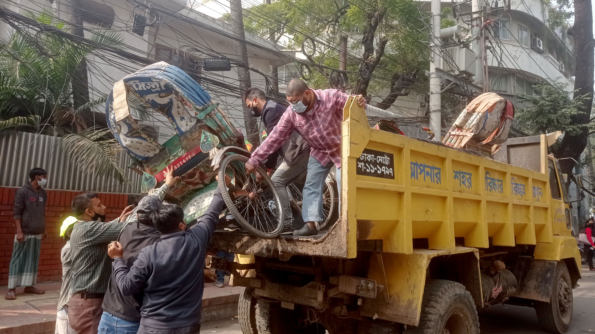 অবৈধ রিকশার বিরুদ্ধে দক্ষিণ সিটি করপোরেশনের অভিযান 