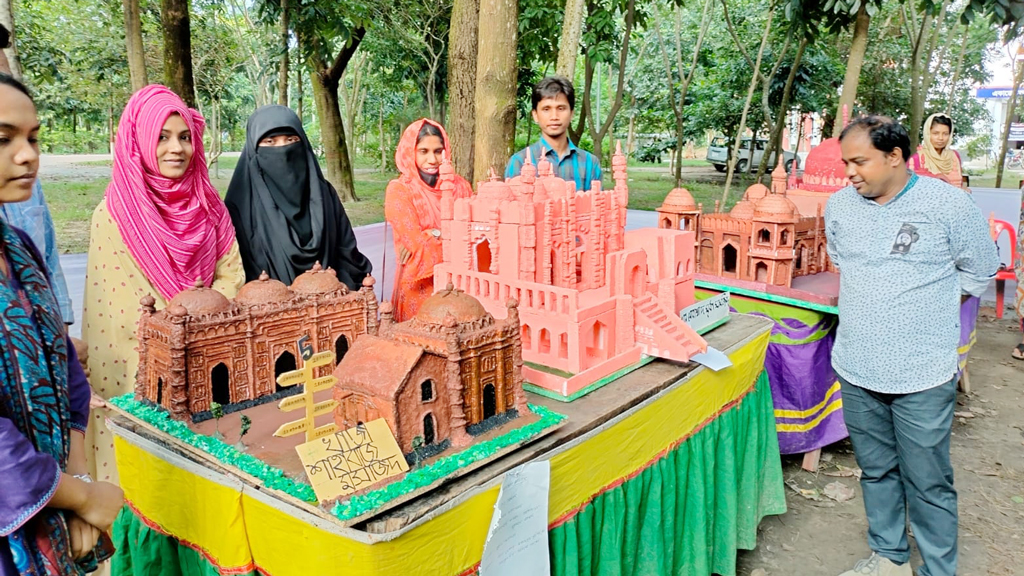 একই চত্বরে বাঘা মসজিদ ও লালবাগ কেল্লা!