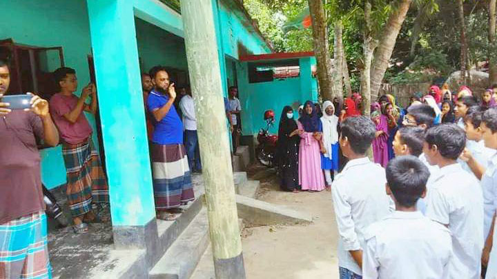 প্রিয় শিক্ষককে ছাড়া ক্লাস বর্জন করেছে শিক্ষার্থীরা, একমত অভিভাবকেরাও