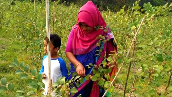 শিক্ষকের প্রশংসনীয় উদ্যোগ  দরিদ্র শিক্ষার্থীদের জন্য