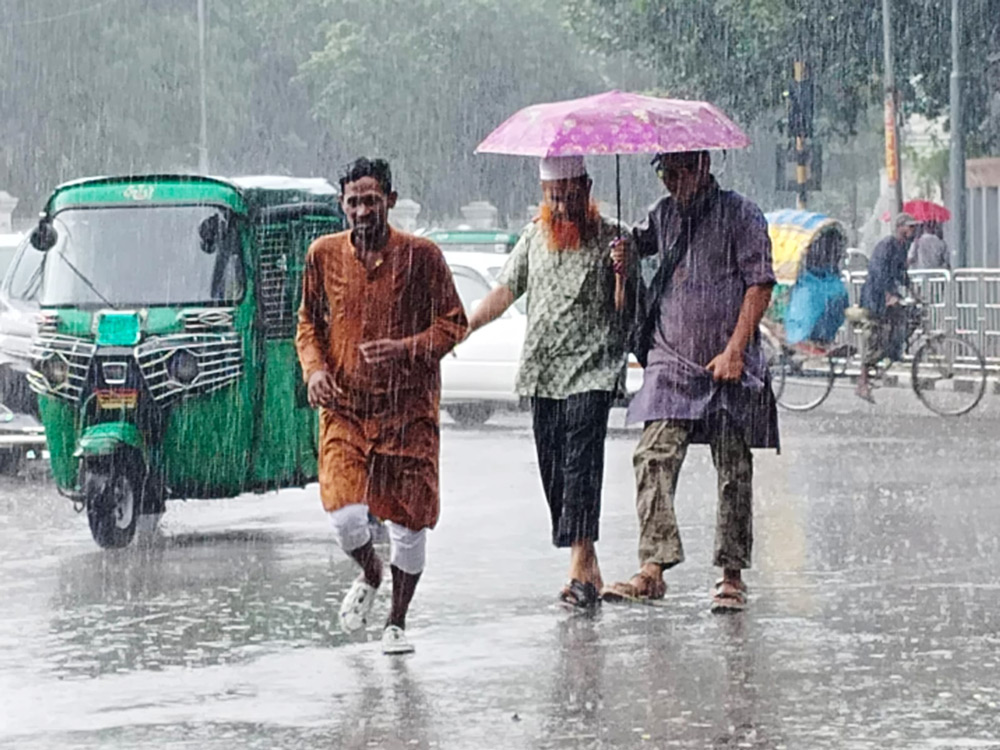 সকাল থেকেই থেমে থেমে আশ্বিনের বৃষ্টি ঝরছে রাজধানীতে। কখনো মুষলধারে কখনো ঝিরিঝিরি। এতে ভোগান্তিতে পড়েছেন নগরীর কর্মজীবী ও খেটে খাওয়া মানুষেরা। প্রেসক্লাব এলাকা, ২৭ সেপ্টেম্বর ২০২৪। ছবি: মেহেদী হাসান