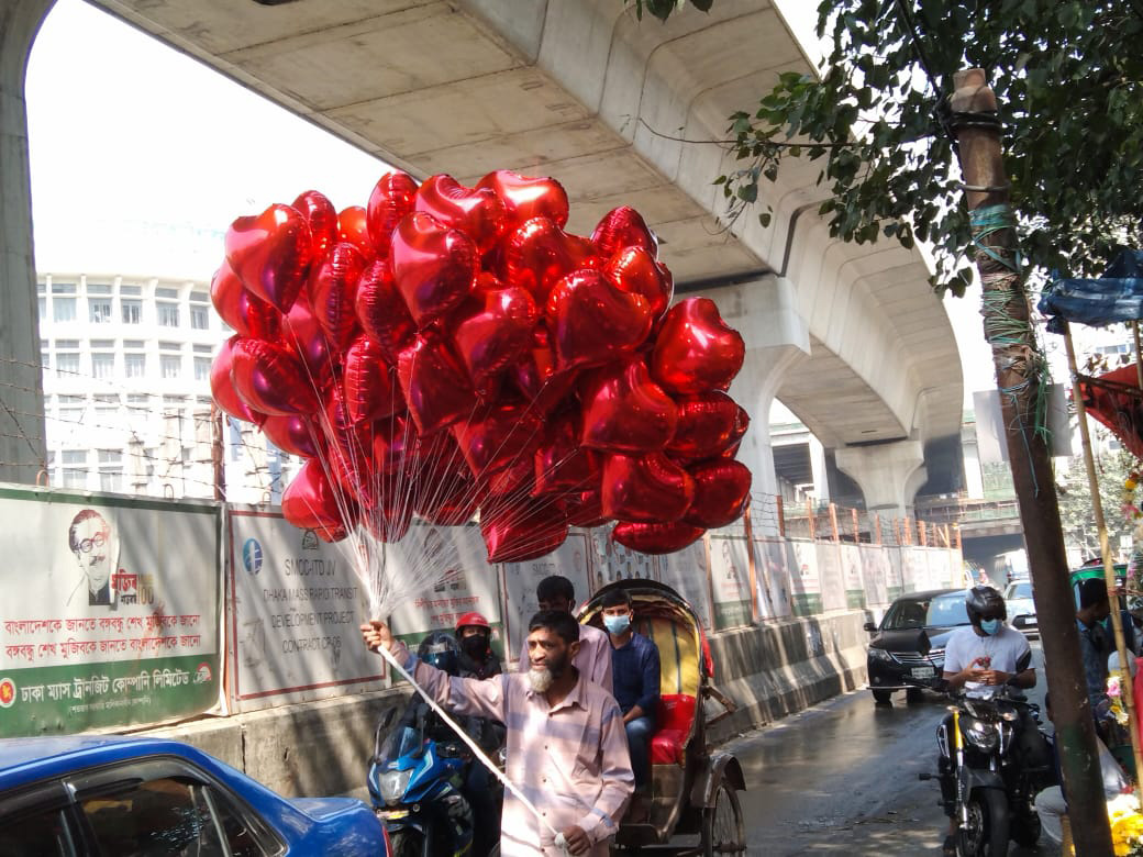 আগামীকাল ভালোবাসা দিবস। ভালোবাসা দিবসের হৃদয় বিক্রি করছেন এক হকার। 