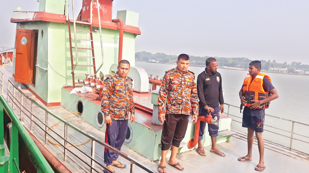 ‘অগ্নিঘাতক’ জাহাজ নিজেই বিপদে