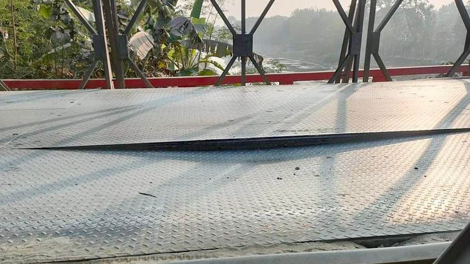 ভেড়ামারায় ব্রিজের পাটাতন দেবে গিয়ে ঝুঁকিতে সাধারণ মানুষ 