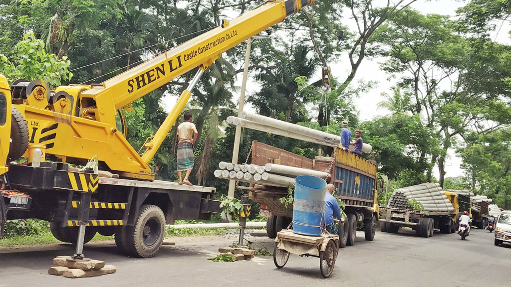 সড়কে রাখা বৈদ্যুতিক খুঁটিতে দুর্ঘটনার ঝুঁকি