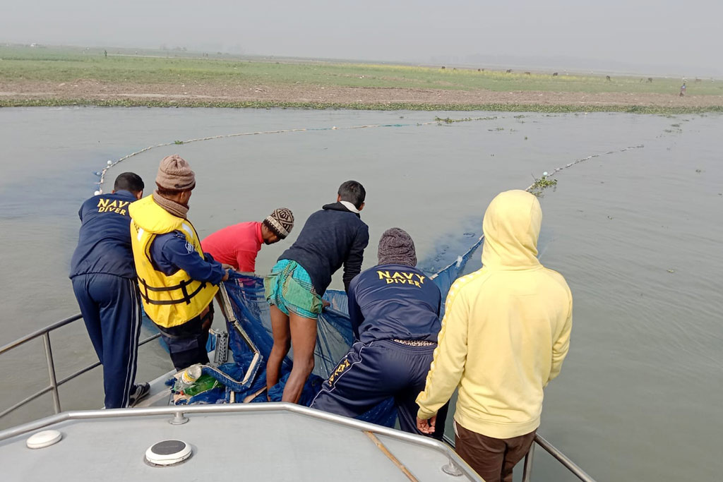 চাঁদপুরে বেহুন্দি ও মশারি জালে ধরা হচ্ছে ছোট মাছ। বিক্রি হচ্ছে শহরের পাড়া মহল্লায়। চাঁদপুর সদর, ২৬ জানুয়ারি ২০২৩। ছবি: মোহাম্মদ মাসুদ আলম