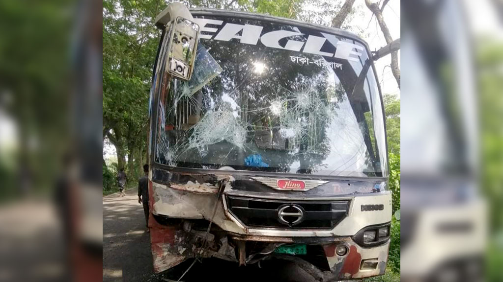মাদারীপুরে বাসের চাপায় ২ জন নিহত, দেড় ঘণ্টা পর যান চলাচল স্বাভাবিক 