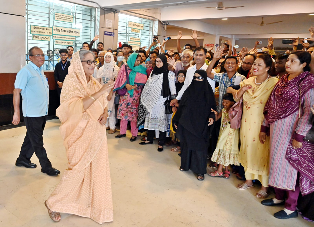 রোগী–দর্শনার্থী ও হাসপাতালের কর্মচারীদের সঙ্গে কুশল বিনিময় করেন শেখ হাসিনা।
