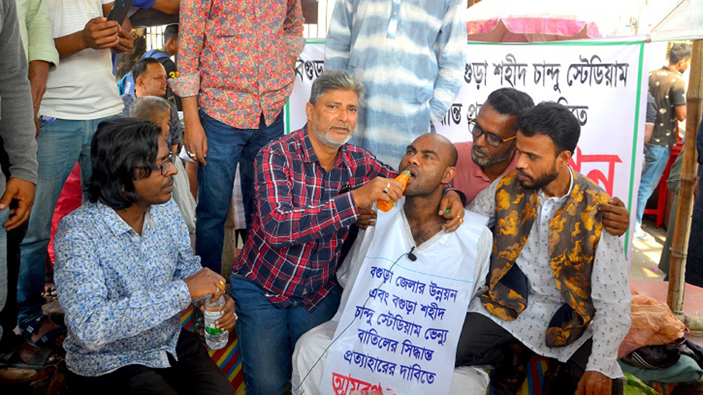 চান্দু স্টেডিয়াম: ভেন্যু পুনর্বহালের আশ্বাসে অনশন ভাঙ্গলেন রুমেল