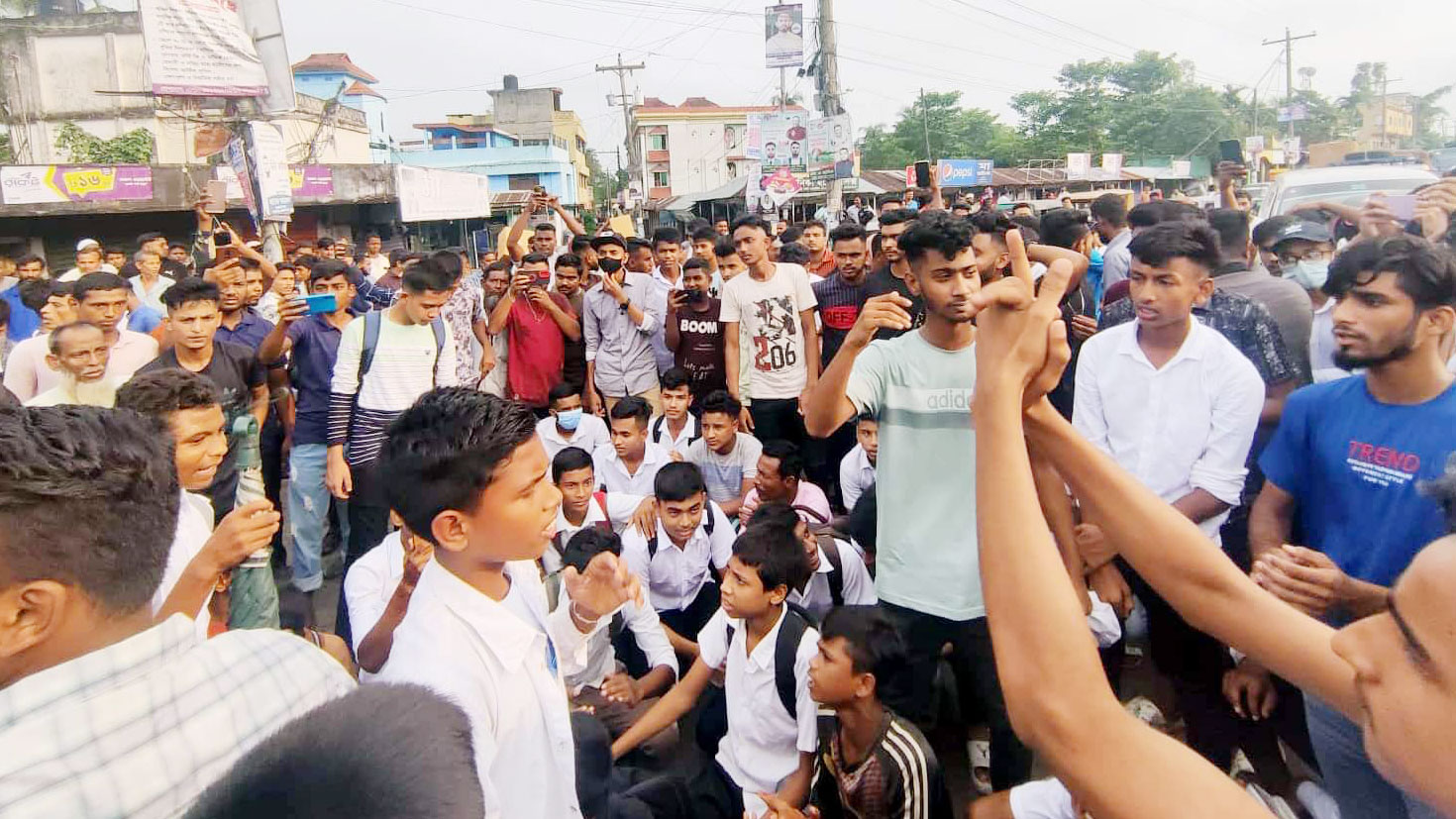 সহপাঠীদের নামে মামলা, সিলেটে মহাসড়ক অবরোধ করে এমপির বিরুদ্ধে বিক্ষোভ