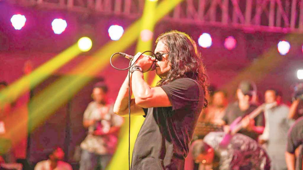 কনসার্টে হাসানকে বোতল নিক্ষেপ, বামবা ও শিল্পীদের প্রতিবাদ
