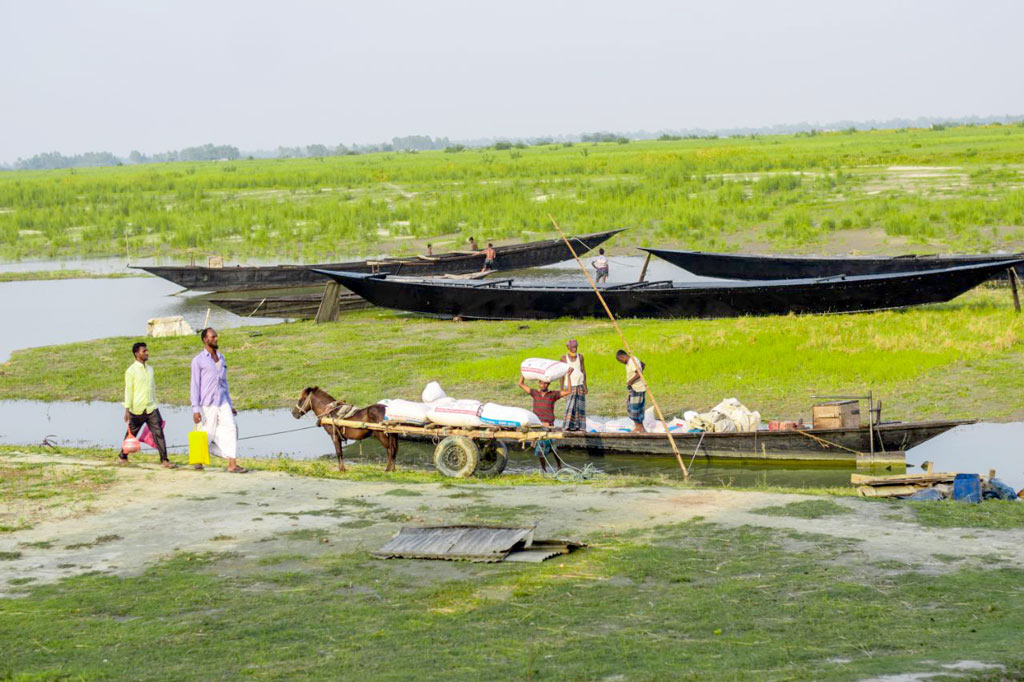 যমুনা নদীর চরাঞ্চলে মালামাল টানার বাহন হিসেবে ব্যবহৃত হয় ঘোড়ার গাড়ি। এর মাধ্যমে বাড়ি বাড়ি পৌঁছে দেওয়া হয় মালামাল। ভূঞাপুর, টাঙ্গাইল, ৩১ মে ২০২৩। ছবি: ফুয়াদ হাসান রঞ্জু