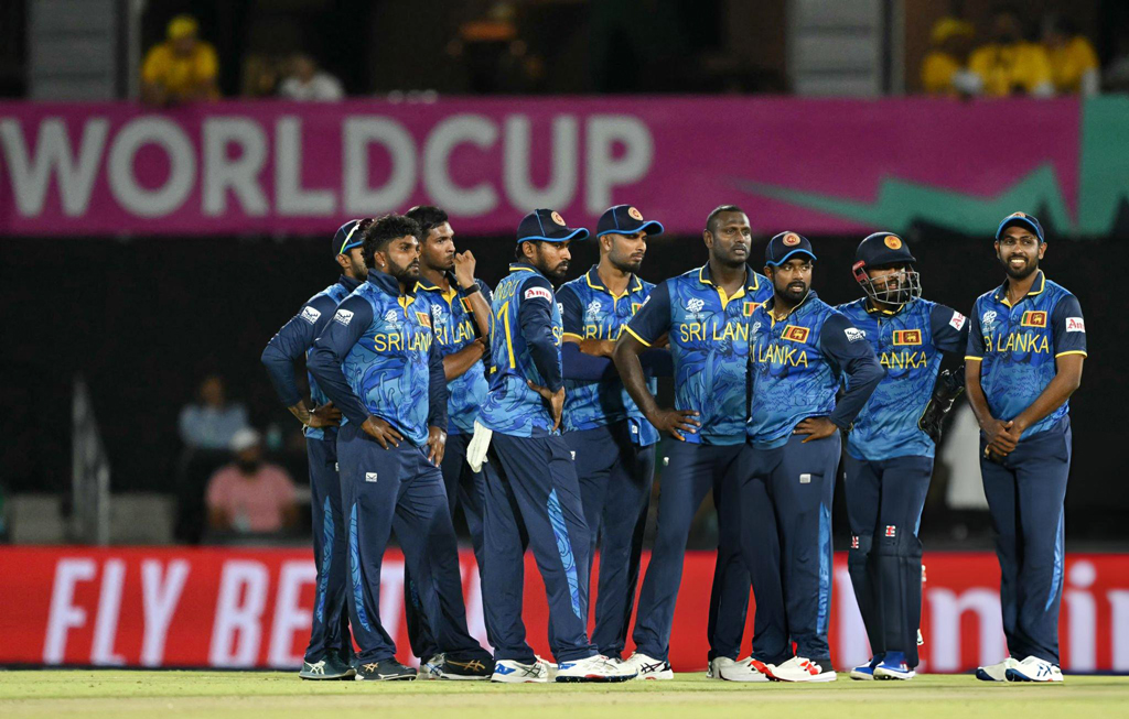 বাংলাদেশের বিপক্ষে এলবিডব্লুর আবেদন হলেও আম্পায়ার সাড়া দেননি। শ্রীলঙ্কা নিয়েছে রিভিউ। রিভিউর সিদ্ধান্তের অপেক্ষায় লঙ্কান ক্রিকেটাররা। ছবি: এএফপি