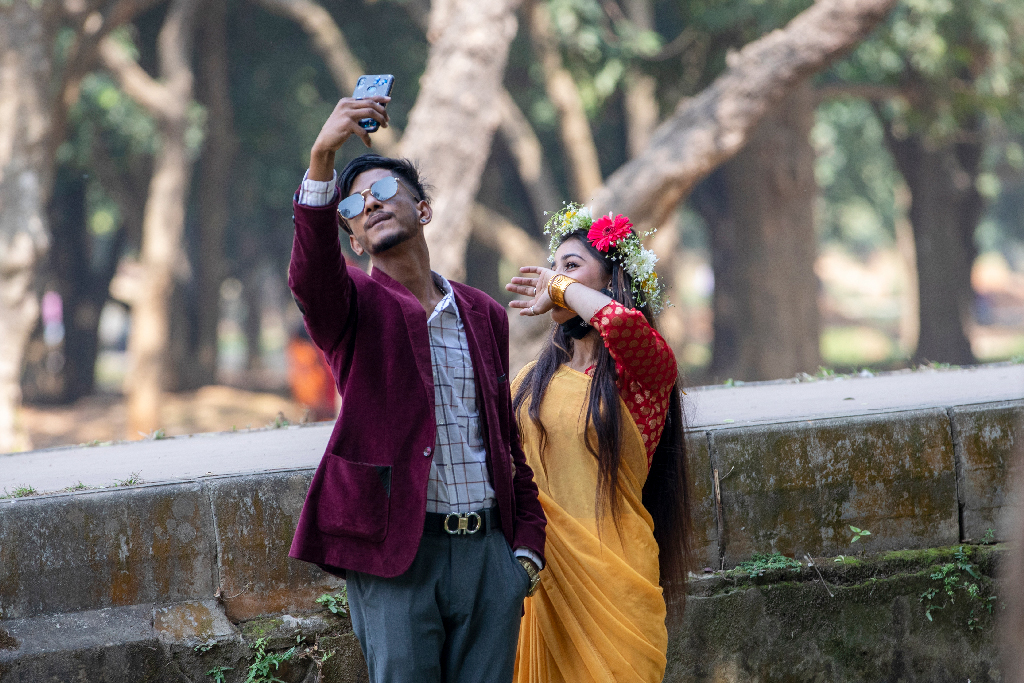 প্রিয়জনের সঙ্গে স্মৃতিটুকু ধরে রাখার চেষ্টায় ব্যস্ত অনেকে। 