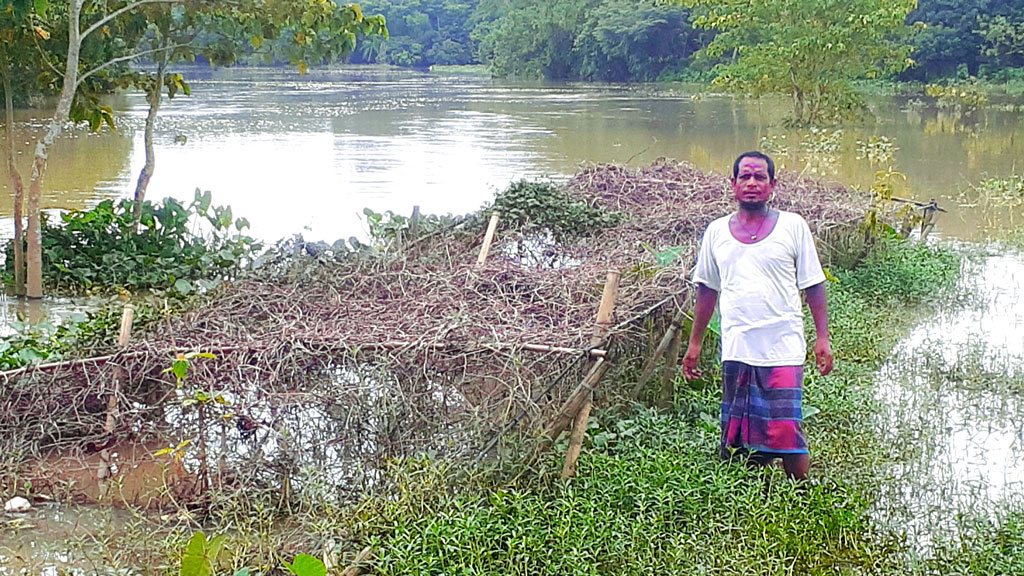 মিন্নাত আলীর সব স্বপ্ন তলিয়ে গেল বানের পানির নিচে