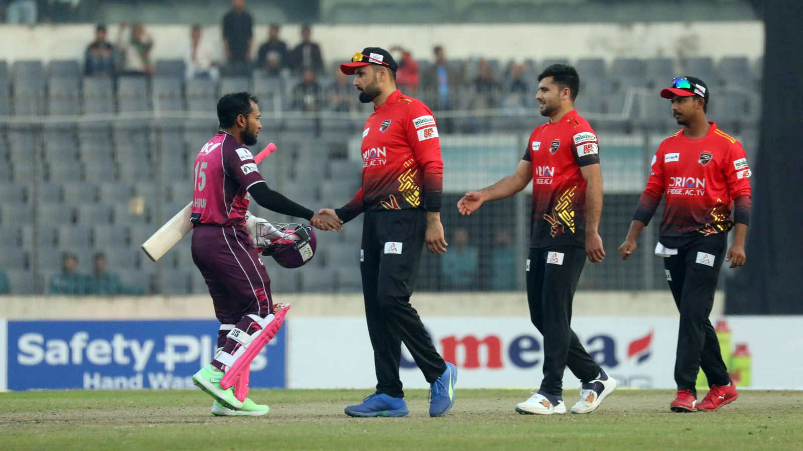 কুমিল্লাকে উড়িয়ে মাশরাফিদের ‘হ্যাটট্রিক’
